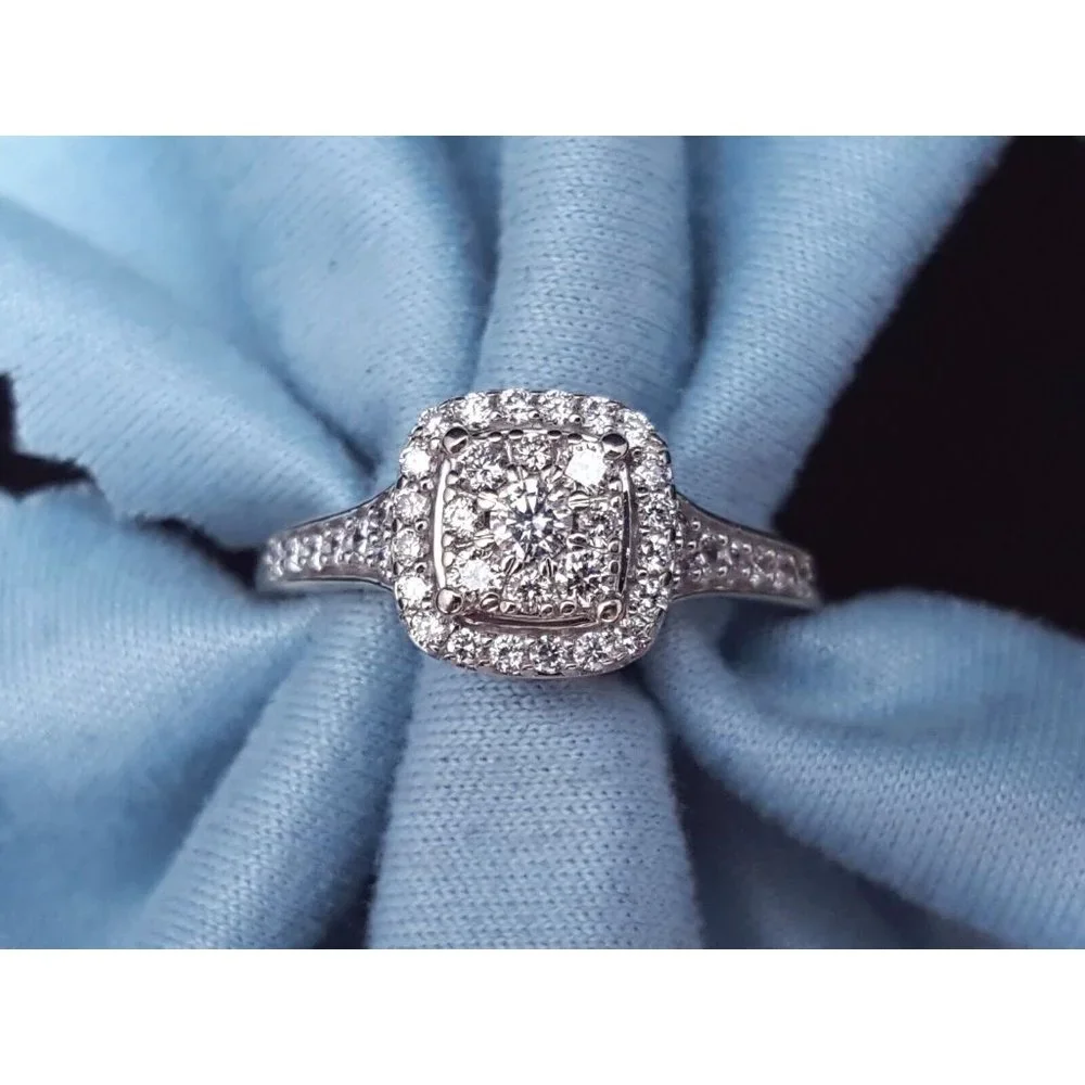 Beautiful 10K Karat Solid White Gold Designer Diamond Cluster Ring - Size 7